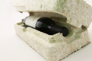 Una bottiglia di vino confezionata nell’imballo protettivo Restore TM Mushroom Packaging. 