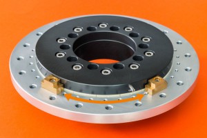 I cuscinetti rotanti PRT iglidur pronti per l'installazione sono ora disponibili con angolo di rotazione regolabile individualmente. (Fonte: igus GmbH)