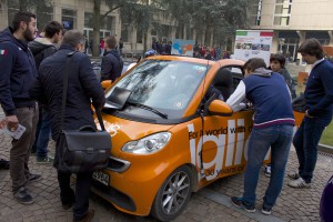 Il tour ha portato l’auto anche nei distretti industriali e da alcuni clienti. In foto presso il Politecnico di Torino. (Source: igus GmbH)