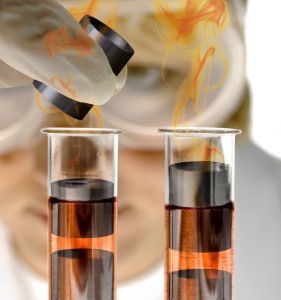 Wissenschaftler im Labor hlt Reagenzglas