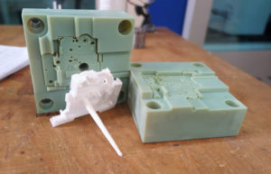 Stampo a iniezione con il componente risultante realizzato da una stampante 3D Stratasys Objet Connex. Con l'utilizzo della stampa 3D, Schneider Electric sta registrando un incremento dell'efficienza in termini di costi e tempo che raggiunge un 90%